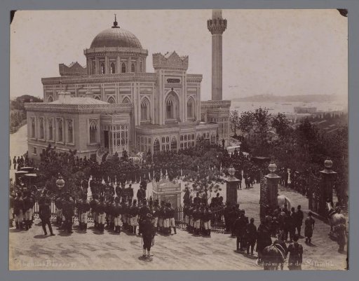 Crowd during the reception of Sultan Abdülhamit II for the Salat al-djuma (Friday afternoon prayer) at the Yildiz Hamidiye Mosque in Istanbul