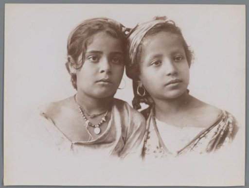 Double portrait of two unknown girls.