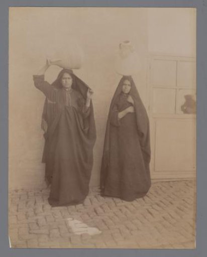 Double portrait of two unknown Egyptian women with jugs on their heads.