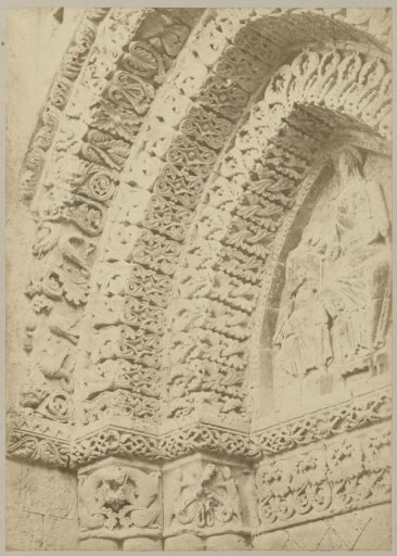Sculpture on the façade of the Église Saint Pierre in Aulnay