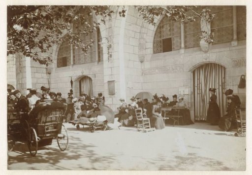 Women before the ladies' bathhouse in Lourdes