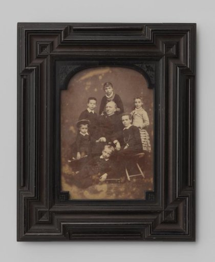 Family portrait of an unknown man and six unknown children