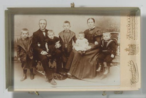 Group portrait of an unknown family