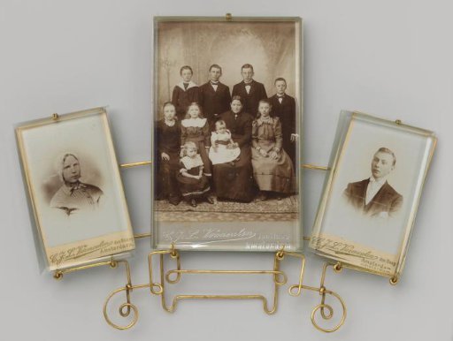 Group portrait of an unknown family