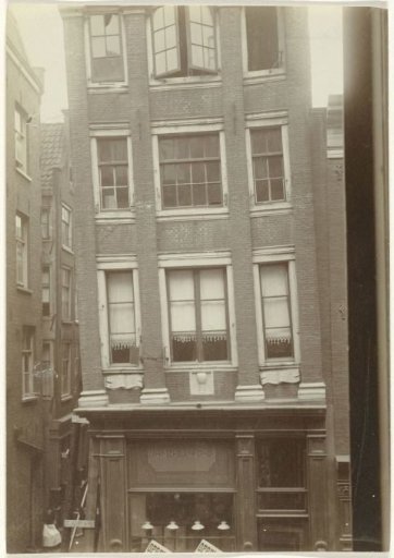 View of Damstraat 20 with the warehouse of Japanese lacquerware by Wybe Reijenga Jr.