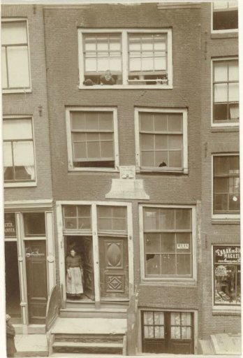 Dilapidated building at Oosterburger Middenstraat 3, Amsterdam, with a cigar shop on the right