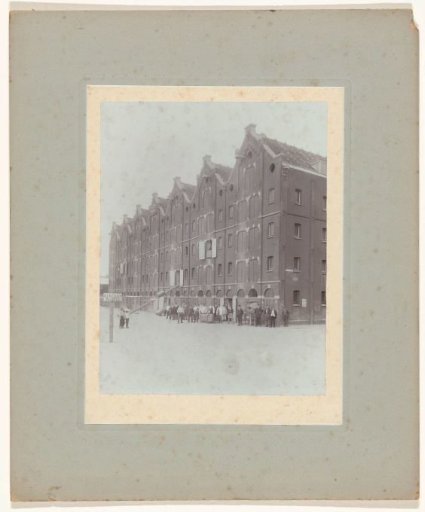 Warehouses and workers at the Houtmankade, Amsterdam