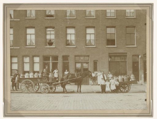 Milk dealer Spaan, with horse and two carts, Barendrecht