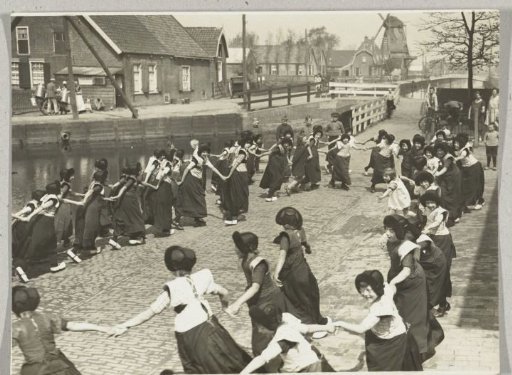 Girls in Bunschoten costume dancing in a circle