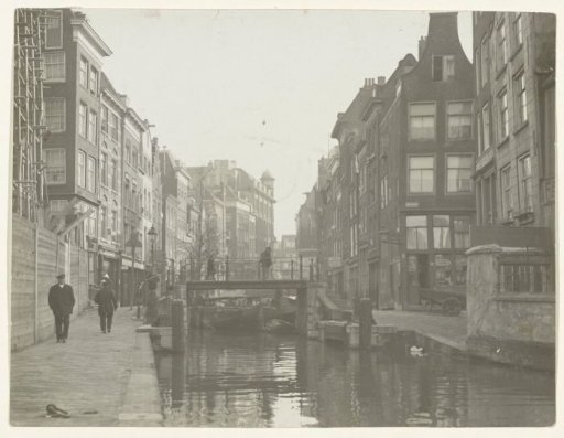 View over the canal and the Krattensteeg in Rotterdam