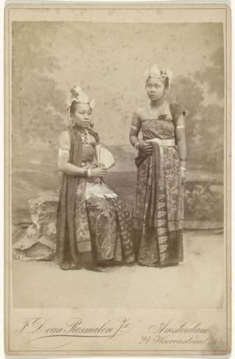 Portrait of two unknown women in Javanese batiks