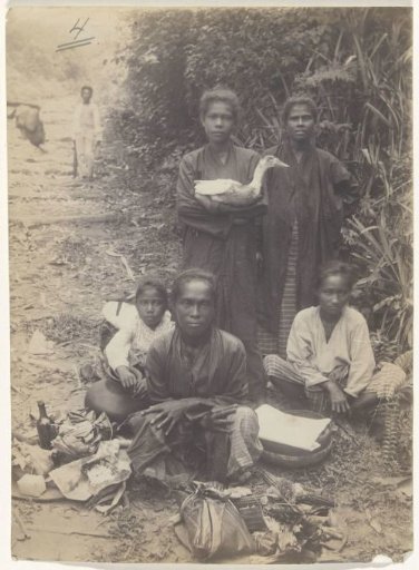 Group portrait of unknown women with foodstuffs, Dutch East Indies