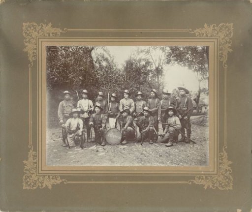 Group portrait of unknown KNIL soldiers of the First Brigade, Dutch East Indies