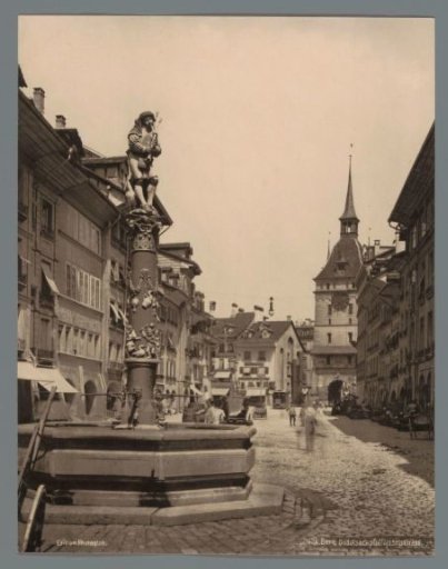 Pfeiferbrunnen in Bern, further on the Käfigturm