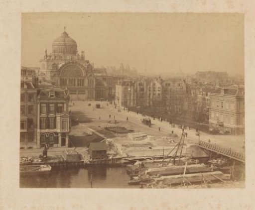 Construction of the Hogesluis with the Paleis voor Volksvlijt in the background, Amsterdam