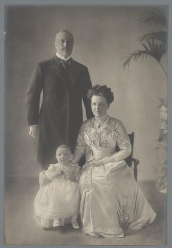 Portrait of Queen Wilhelmina, Prince Hendrik and the young Princess Juliana