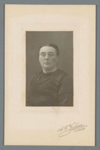 Portrait of an unknown woman with spectacles
