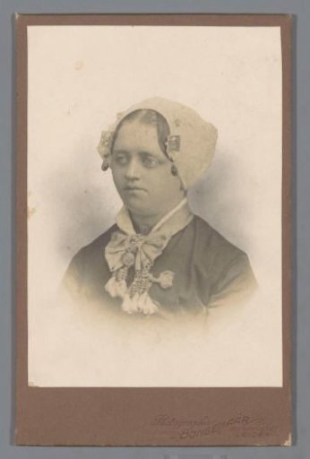 Portrait of a woman in costume, presumably from Katwijk