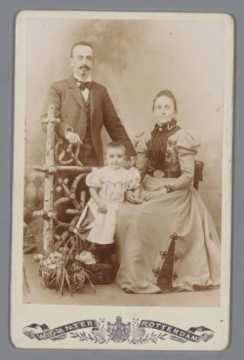 Portrait of an unknown man, woman and child, presumably a family