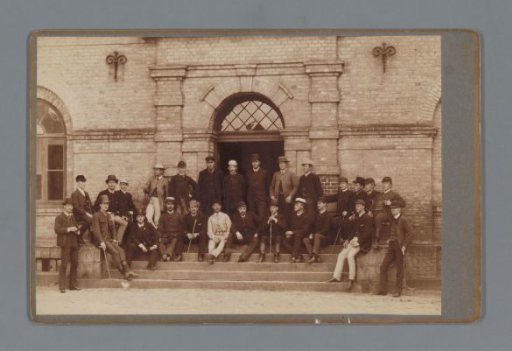 Group portrait of students on the stairs of (presumably) Malmöhus in Malmö
