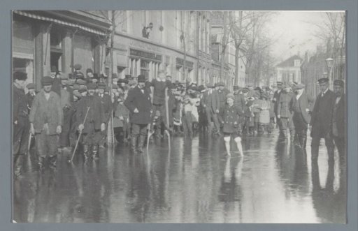 Inhabitants of Purmerend after a flood, probably in the Nieuwstraat