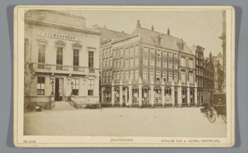 View of the Royal College Zeemanshoop and the shop of P. Heymann on the Dam in Amsterdam