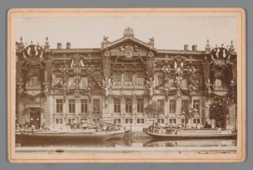 View of the Nederlandsche Bank during the inauguration festivities of Wilhelmina, 5 to 9 September 1898