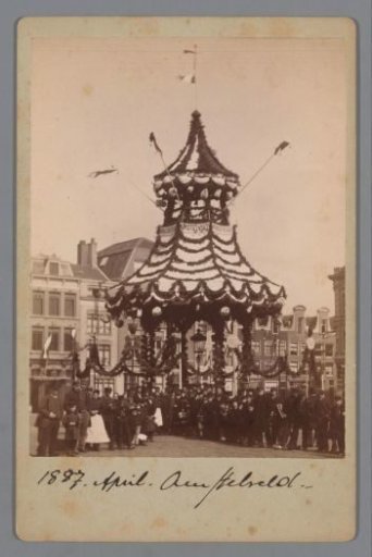 Group portrait of unknown persons on the Amstelveld in Amsterdam
