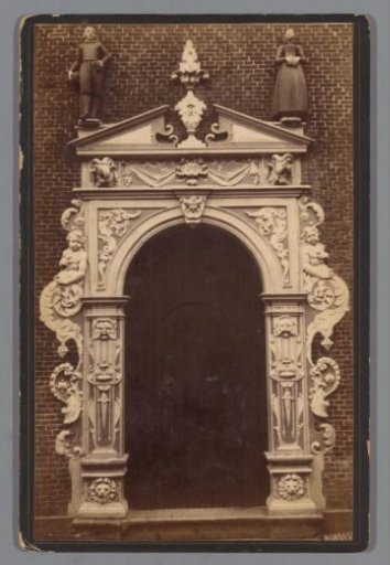 View of the gate of the orphanage on the Westerstraat in Enkhuizen