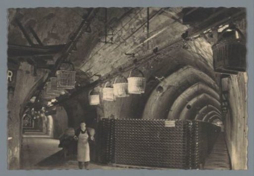 Junction of two galleries and view of the transporter