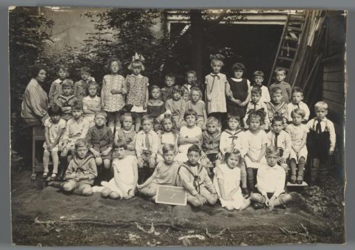 Group portrait of an unknown school class with boys and girls