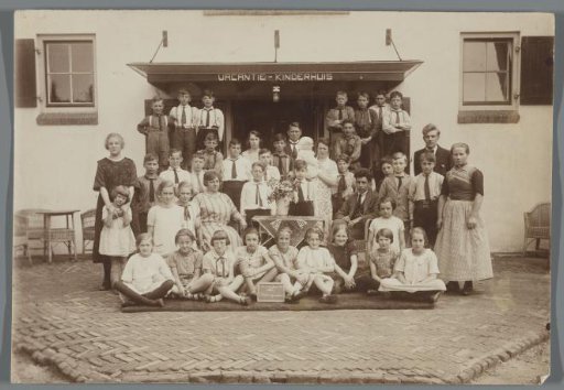 Group portrait of unknown children at the Vacation Children's Home in Nunspeet