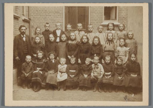 Group portrait of an unknown school class with boys and girls