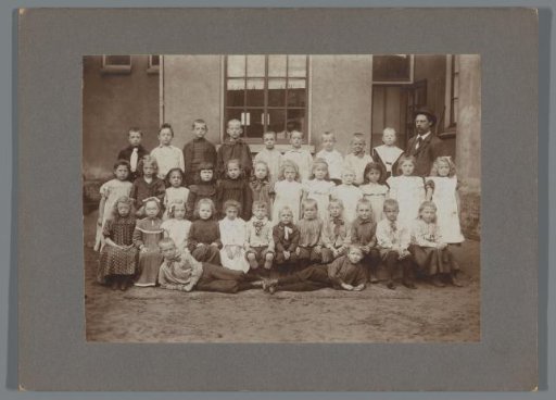 Group portrait of an unknown school class with boys and girls