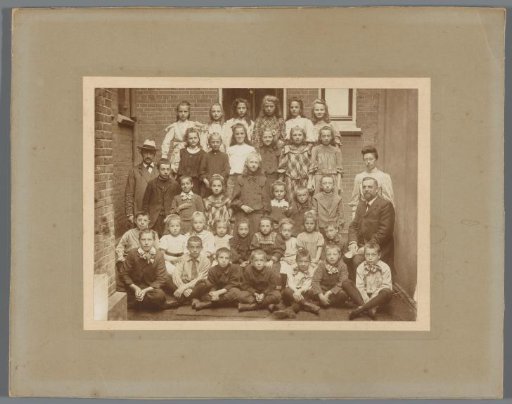 Group portrait of an unknown school class with boys and girls
