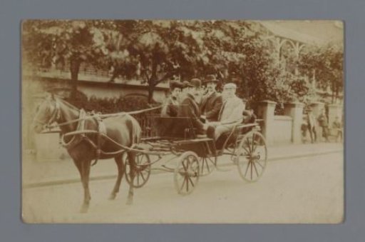 Company in a horse-drawn carriage