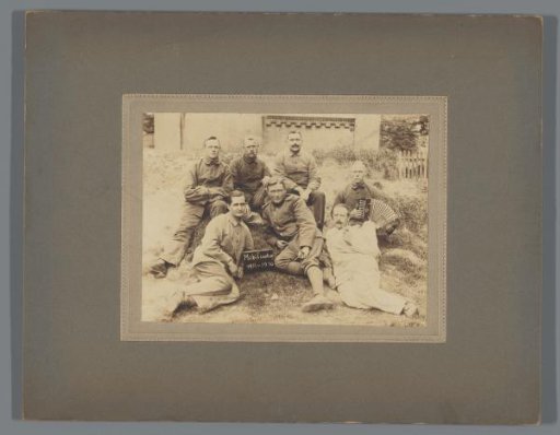 Group portrait of seven unknown Dutch soldiers, mobilized during the First World War