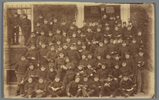 Group portrait of unknown Dutch soldiers, during the First World War