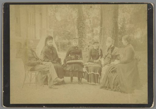 Group portrait of five unknown women and a man at a country house