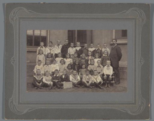 Group portrait of an unknown school class with boys and girls