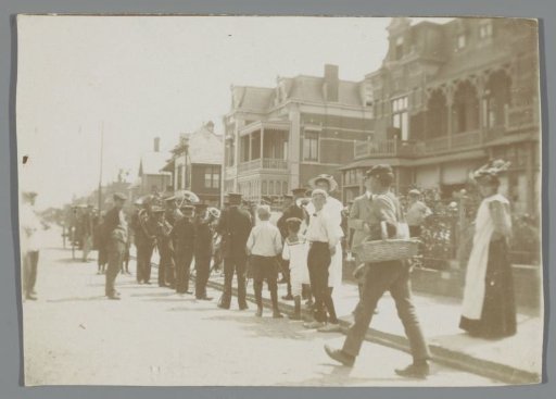 Fanfare in a street with villas