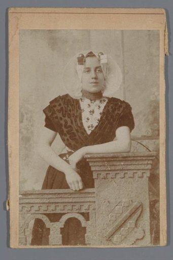 Portrait of an unknown woman in the costume of Zuid-Beveland