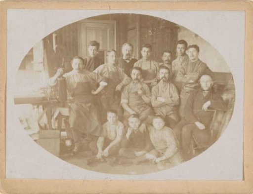 Group portrait of unknown employees of the Senefelder Lithography Press on the Looiersgracht in Amsterdam