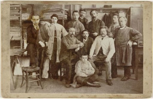 Group portrait of unknown employees of Senefelder Lithography at the Looiersgracht in Amsterdam