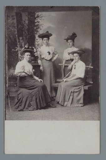 Studio portrait of the sisters Heeger and Bianchi