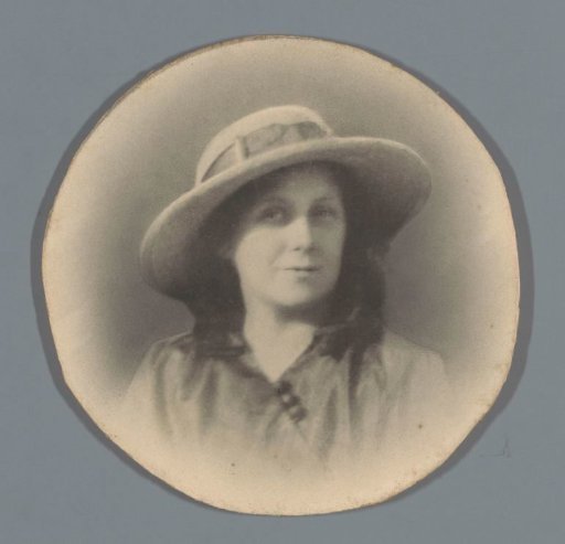 Portrait of an unknown woman with a sun hat