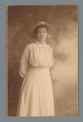 Portrait of an unknown woman with a sun hat