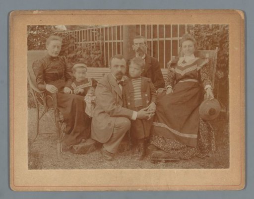 Group portrait of the Van der Kop family in a garden