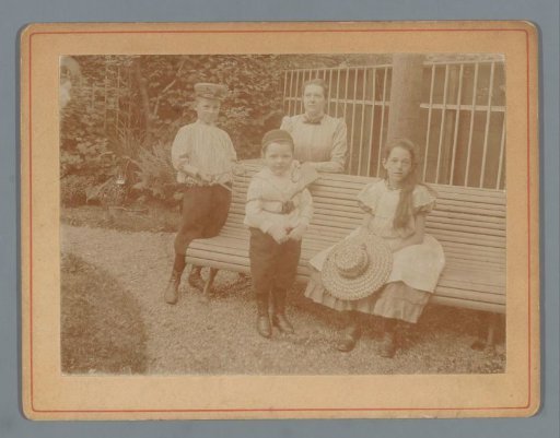 Portrait of Ad, Han and Johanna van der Kop and an unknown woman in a garden