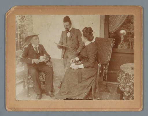 Portrait of Willem Carel van der Kop, Wilhelmina Gerarda Hoogendijk and an unknown man on a veranda
